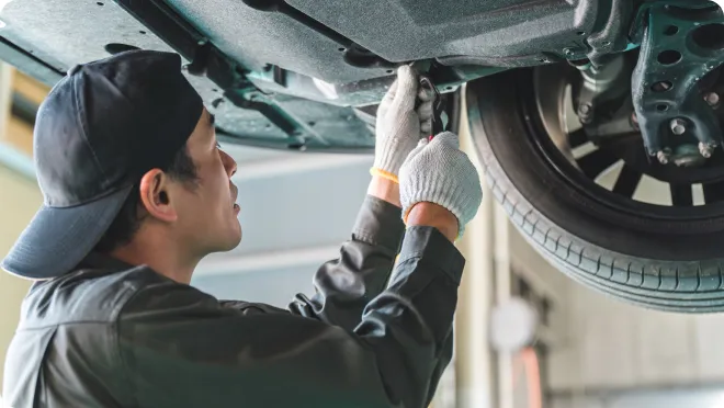 整備士よる車の点検